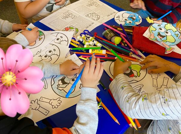 Kinder tauschen sich im ROBI-Leseclub über verschiedene Themen aus