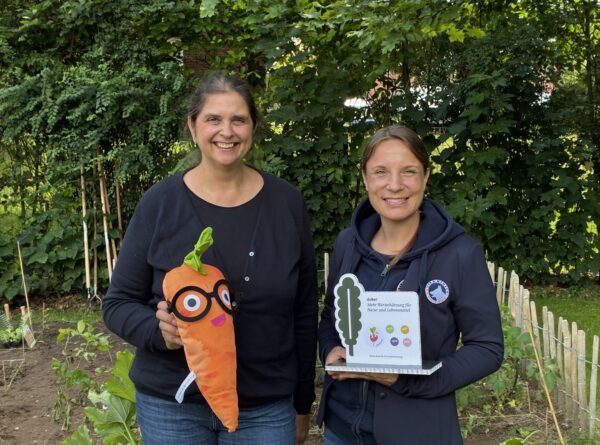 Erste Ernte für AckerRacker und eine Ehrung für Stifterin Eva-Maria Backhaus für ihr Engagement
