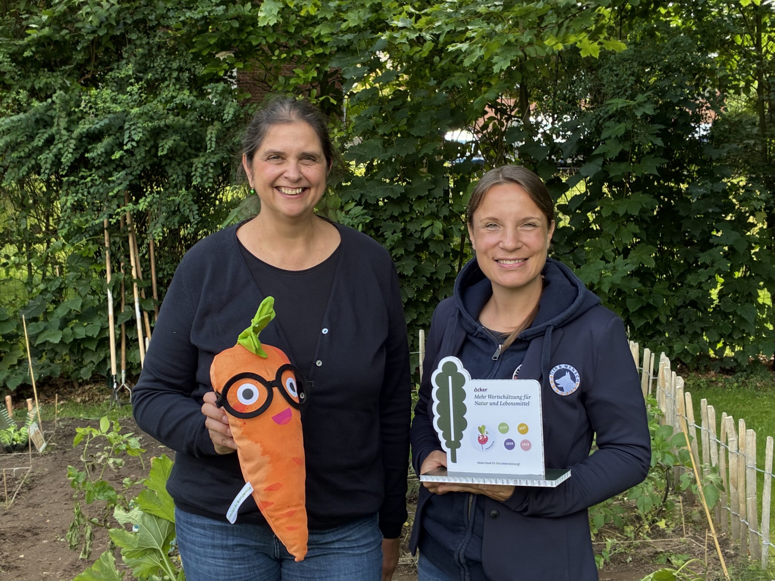 Erste Ernte für AckerRacker und eine Ehrung für Stifterin Eva-Maria Backhaus für ihr Engagement