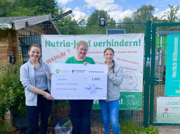 Tierschutz-AG besucht Wildtierstation Hamburg-Bergedorf und überreicht Spendenscheck